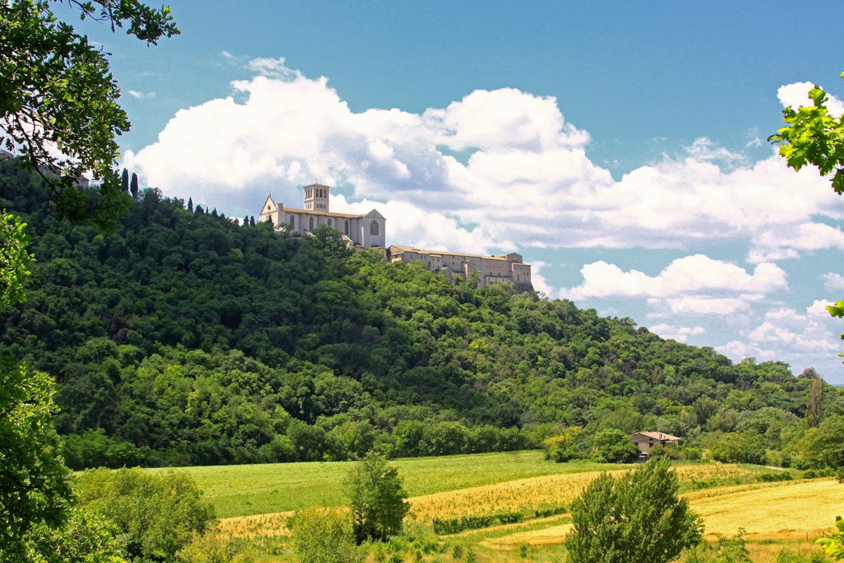Importante Camping Village tra Umbria e Toscana – Struttura Turistica di Ampia Superficie